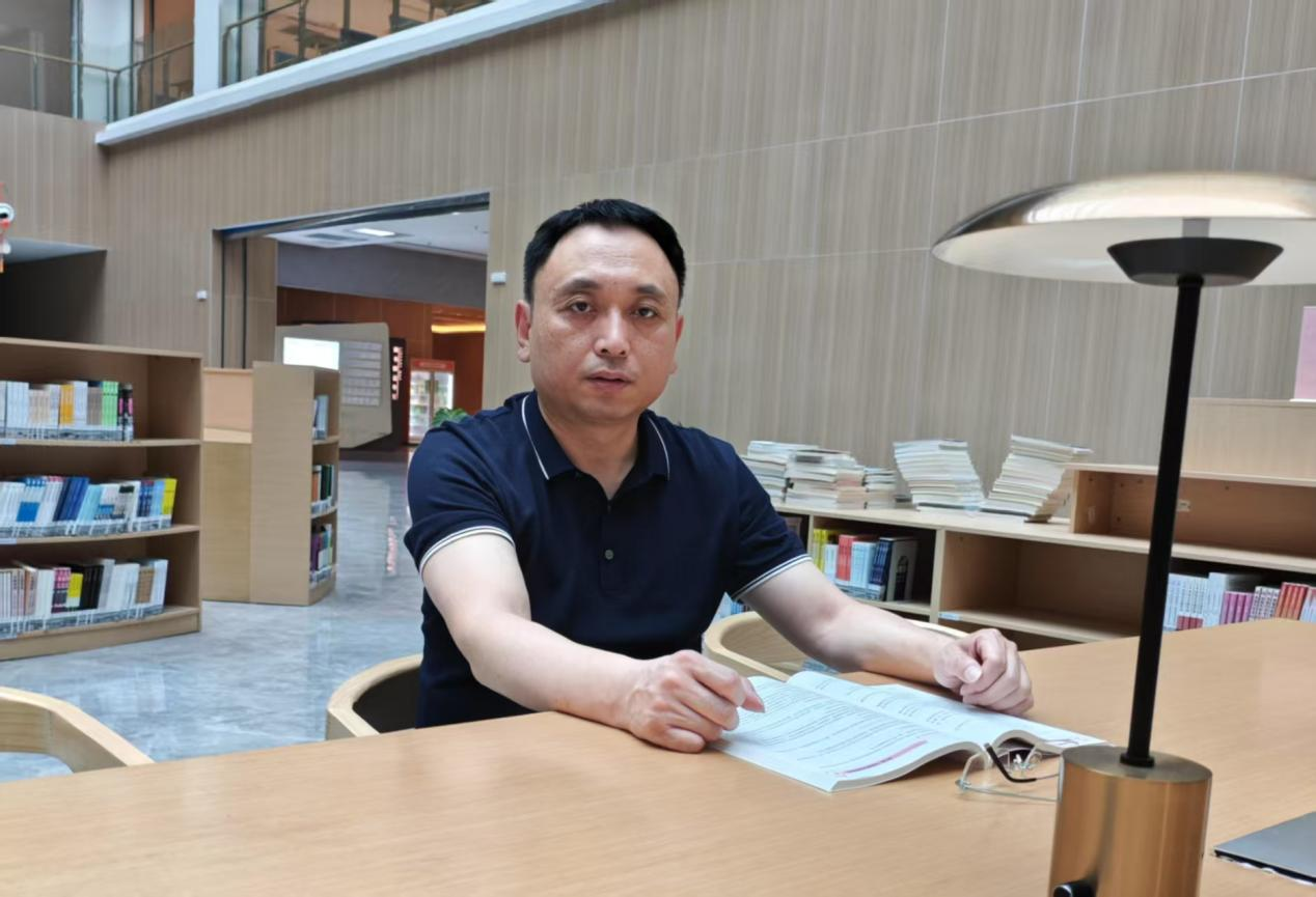 胡明强   硕士